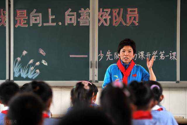 　　　　神的忽视，却让人类从降生那刻便背负了一个课题：是谁为我们缔造了水、空气、食品以致生命？　　　　先人们堕入思虑，他们起头存眷头顶上方，起头瞻仰日月，却没法洞悉日月背后艰深的太空。